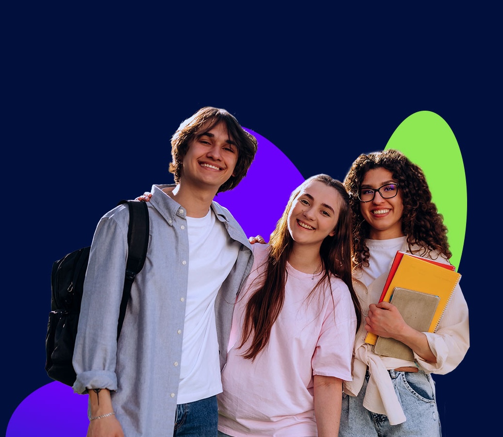 Tres estudiantes jóvenes compartiendo un momento en un fondo azul marino